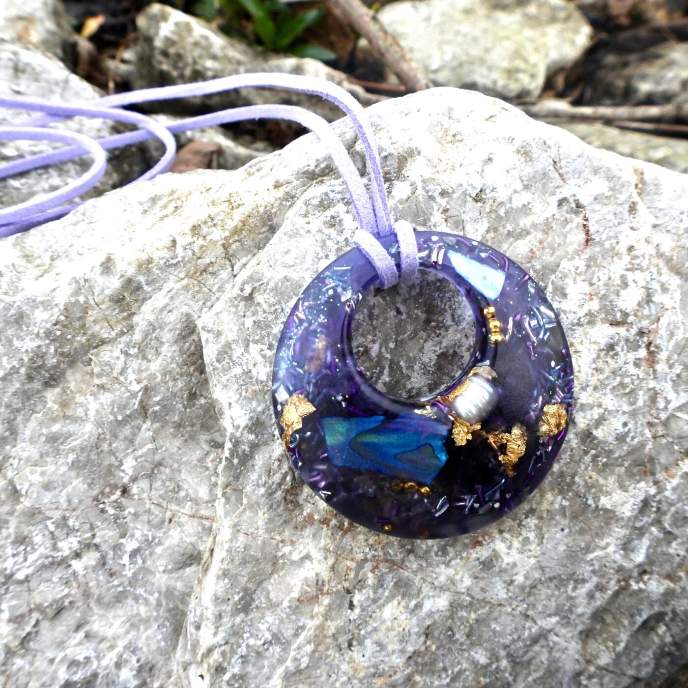 Sautoir orgonite galet percé Printemps Mauve