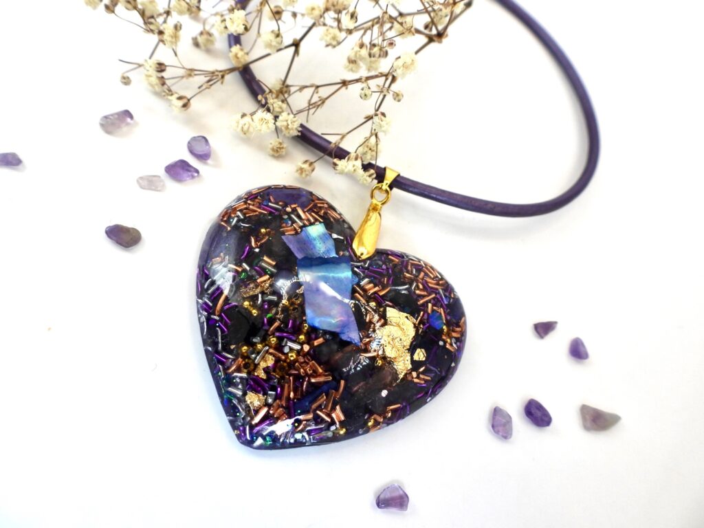 Pendentif orgonite coeur Printemps Mauve