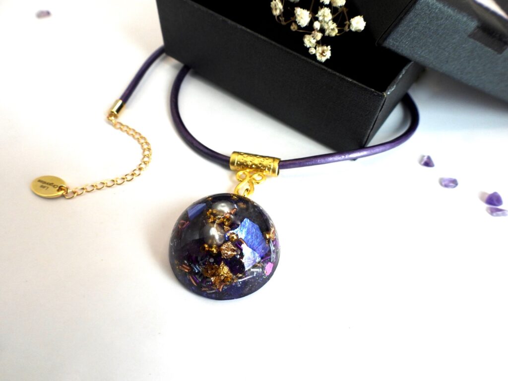 Collier orgonite demi sphère Printemps Mauve