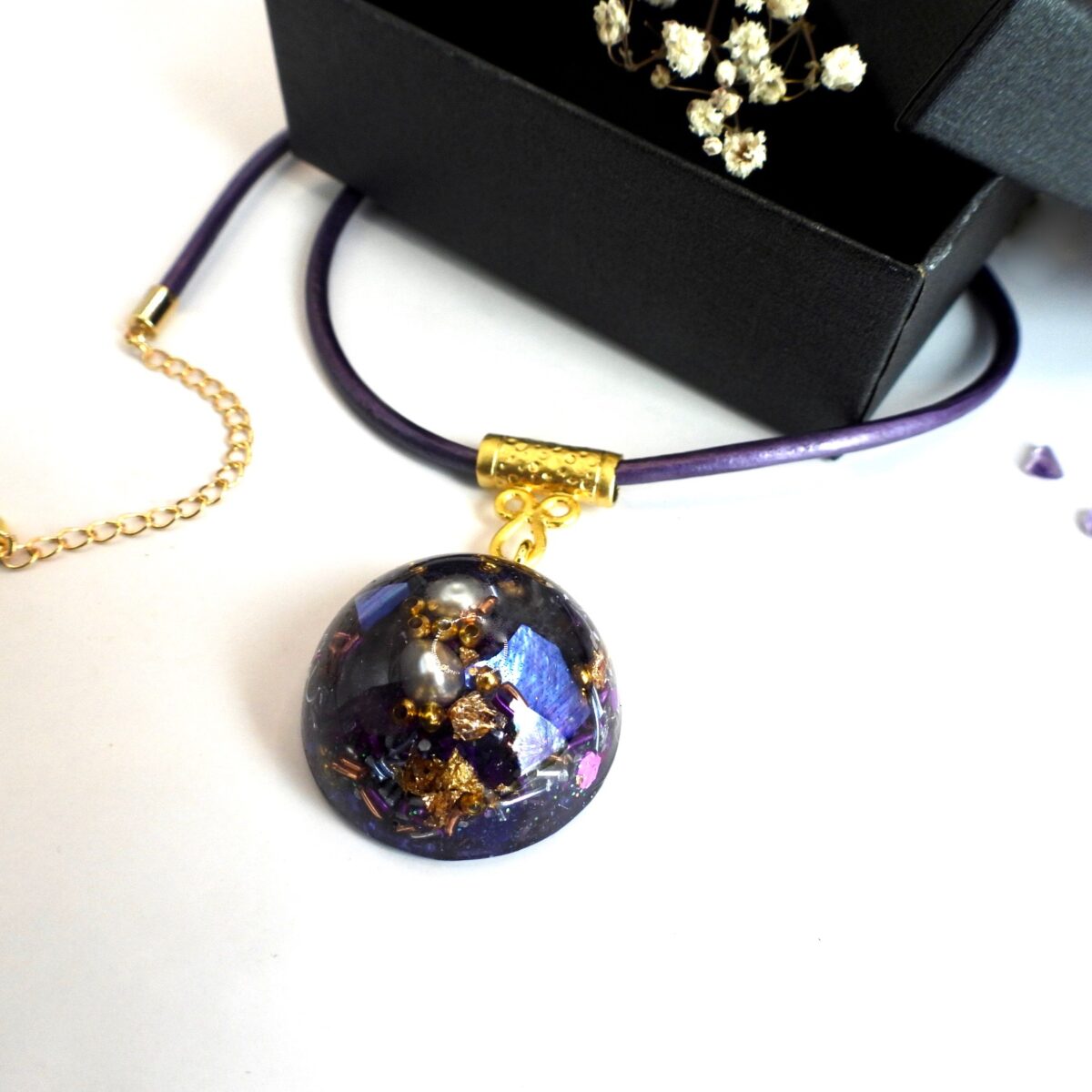 Collier orgonite demi sphère Printemps Mauve