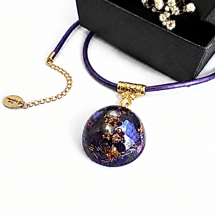 Collier orgonite demi sphère Printemps Mauve