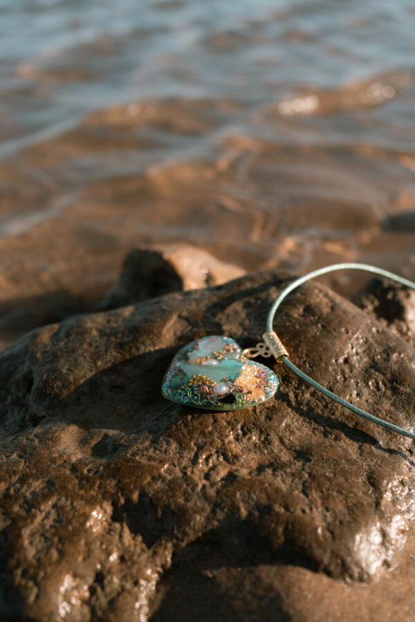 Pendentif Orgonite Galet Cœur Régénération – Image 2