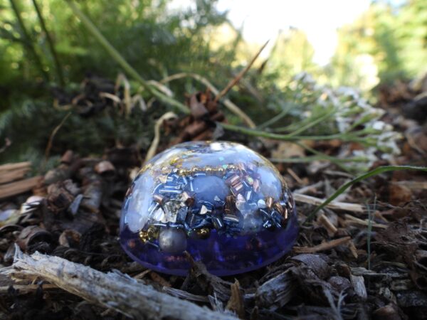 Orgonite demi-sphère Douce Calcédoine