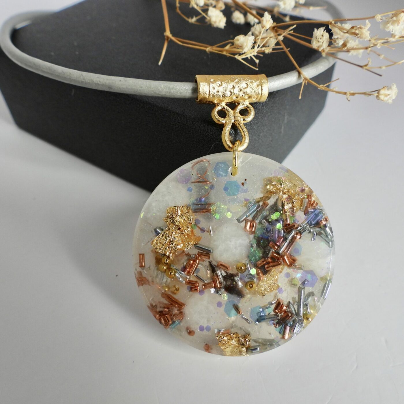 Pendentif orgonite rond Pierre de Lune blanche