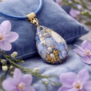 Pendentif orgonite galet goutte Douce Calcédoine