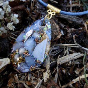 Pendentif orgonite galet goutte Douce Calcédoine