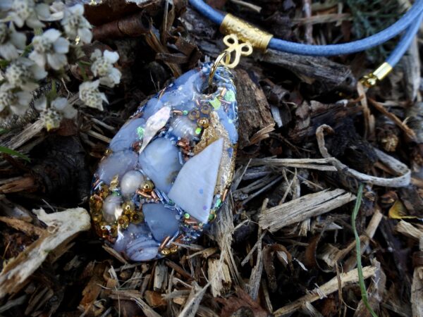 Pendentif orgonite galet goutte Douce Calcédoine