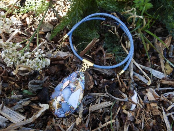 Pendentif orgonite galet goutte Douce Calcédoine – Image 2