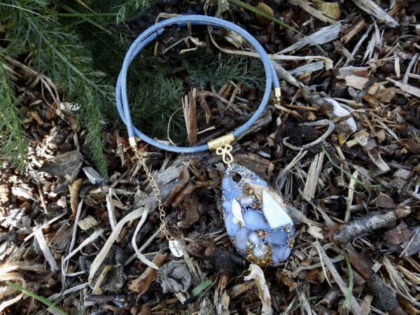 Pendentif orgonite galet goutte Douce Calcédoine – Image 3