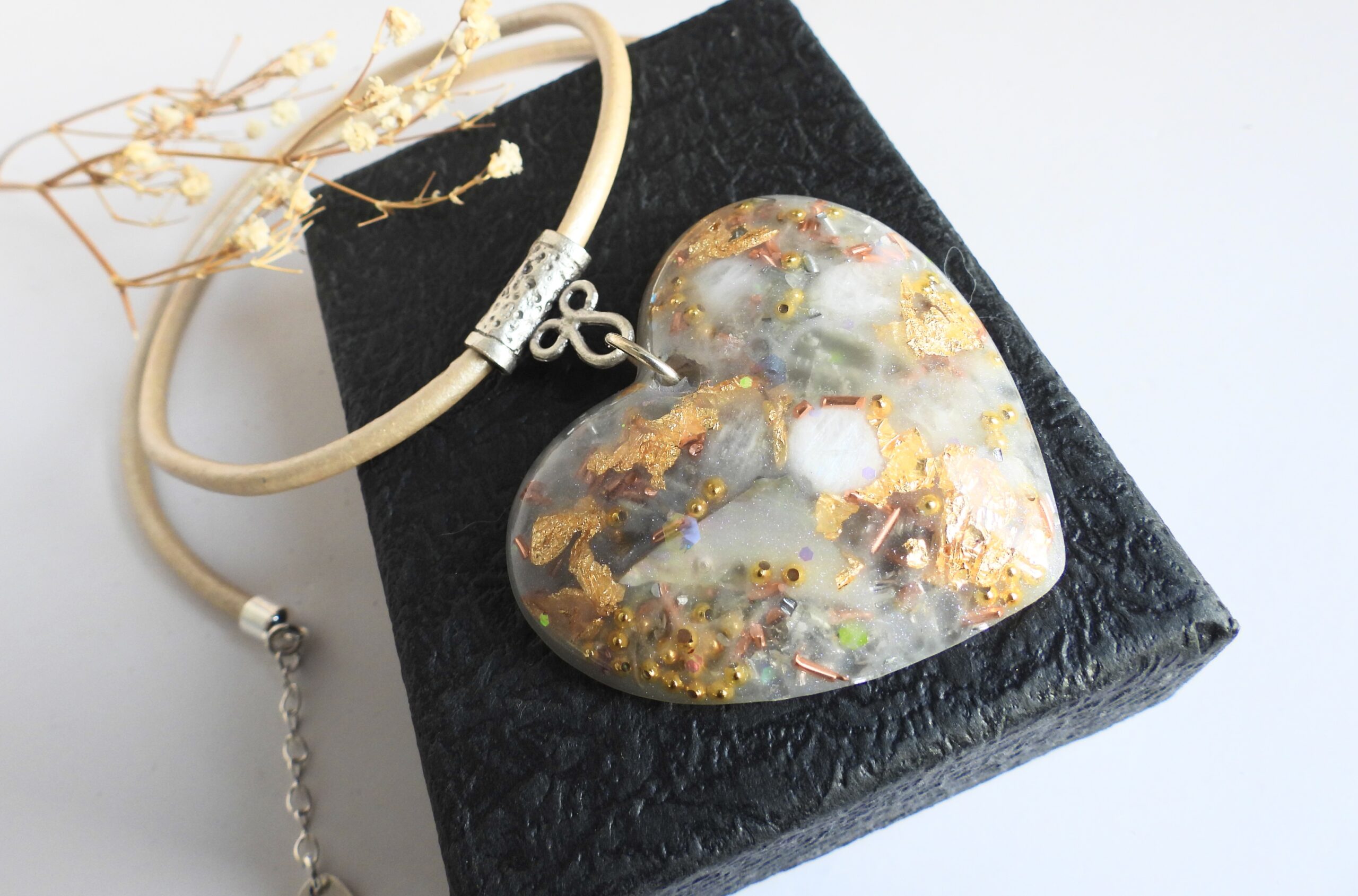 Pendentif galet coeur Pierre de Lune blanche