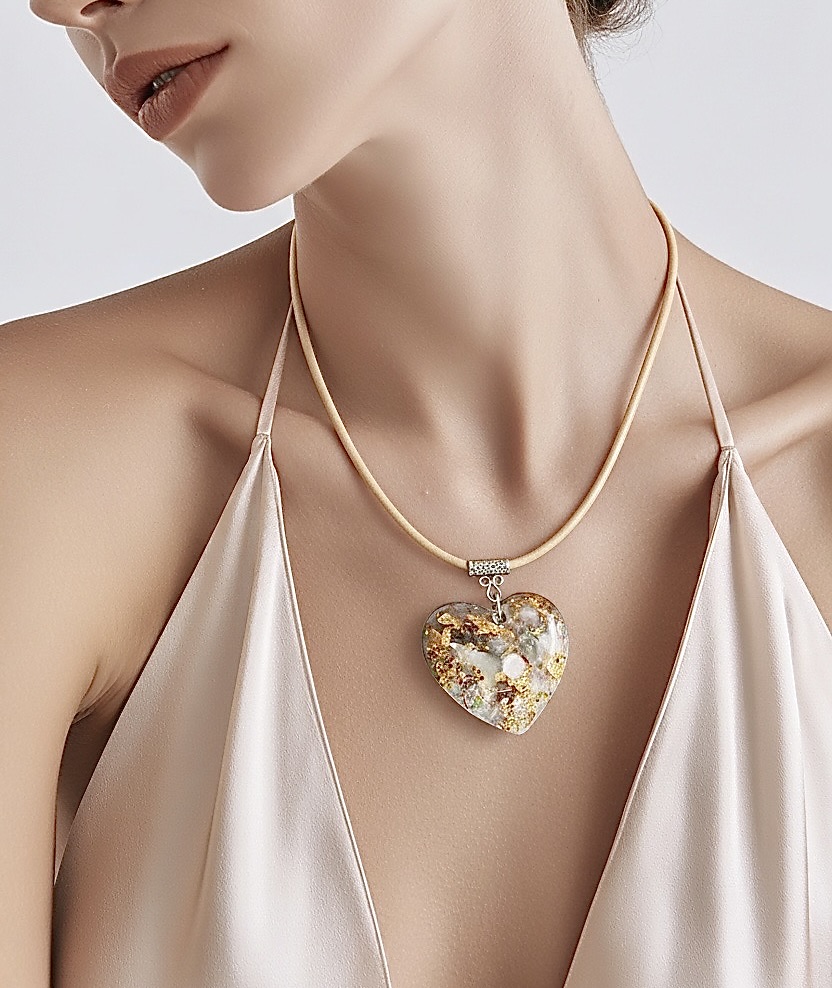 Pendentif galet coeur Pierre de Lune blanche