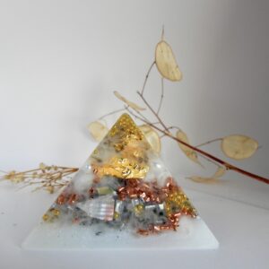 Orgonite pyramide Pierre de Lune blanche