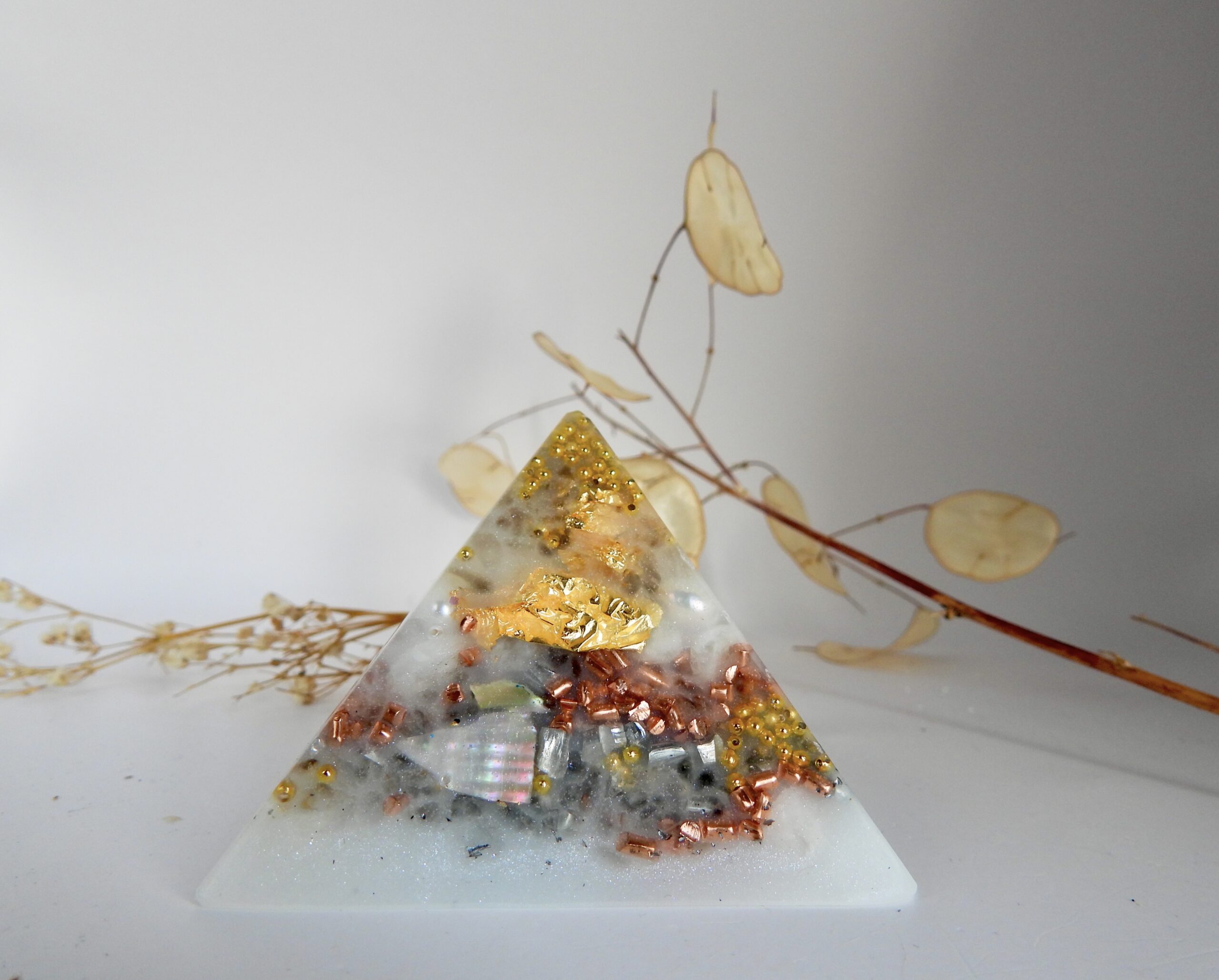 Orgonite pyramide Pierre de Lune blanche