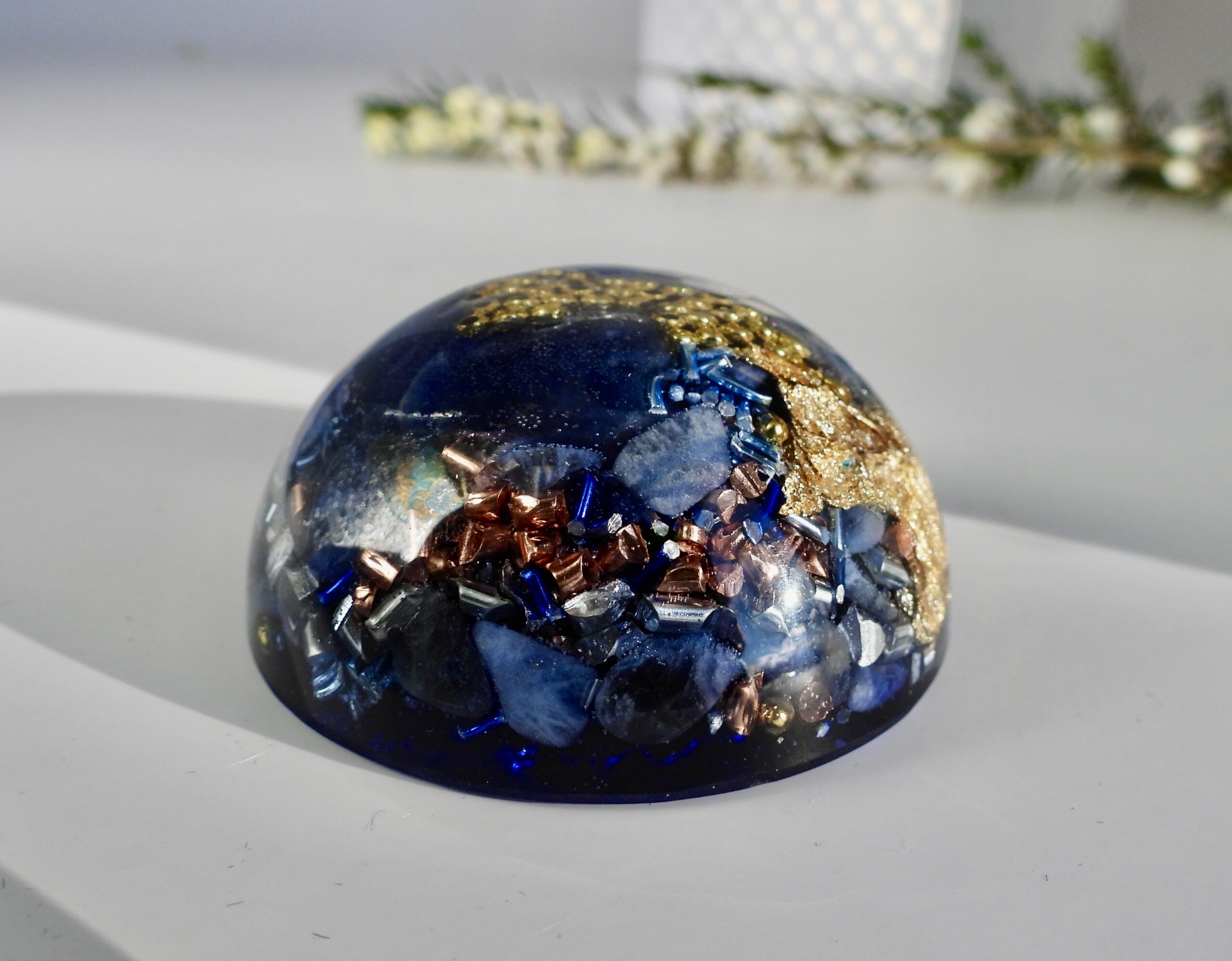 Orgonite demi-sphère sodalite