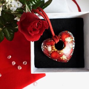 Galet percé coeur corail