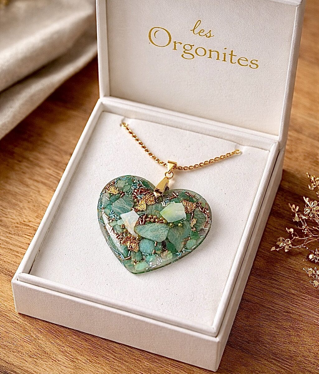 Pendentif orgonite galet coeur amazonite