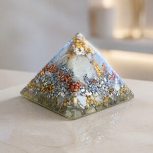 Orgonite pyramide calcédoine bleue